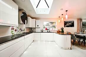 Windsor 5-bed House - Stroll to Castle - Sleeps 13