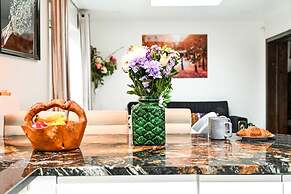 Windsor 5-bed House - Stroll to Castle - Sleeps 13