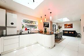 Windsor 5-bed House - Stroll to Castle - Sleeps 13