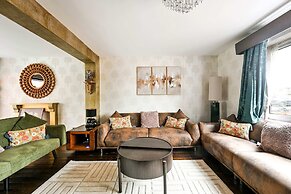Windsor 5-bed House - Stroll to Castle - Sleeps 13