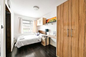 Windsor 5-bed House - Stroll to Castle - Sleeps 13