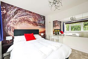 Windsor 5-bed House - Stroll to Castle - Sleeps 13