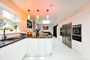 Windsor 5-bed House - Stroll to Castle - Sleeps 13