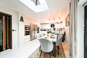 Windsor 5-bed House - Stroll to Castle - Sleeps 13