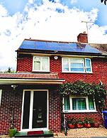 Windsor 5-bed House - Stroll to Castle - Sleeps 13