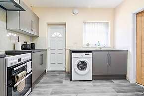 Modern 3BR Manchester Stay With Parking Wifi