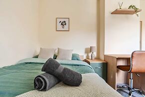 Modern 3BR Manchester Stay With Parking Wifi
