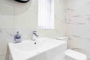 Modern 3BR Manchester Stay With Parking Wifi