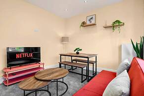 Modern 3BR Manchester Stay With Parking Wifi