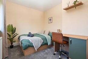 Modern 3BR Manchester Stay With Parking Wifi