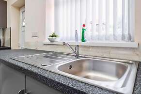 Modern 3BR Manchester Stay With Parking Wifi