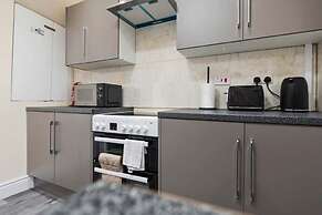 Modern 3BR Manchester Stay With Parking Wifi