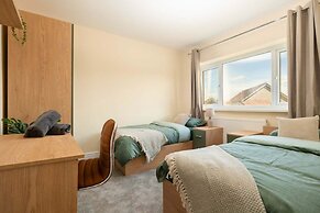 Modern 3BR Manchester Stay With Parking Wifi