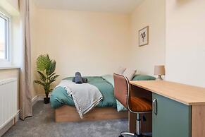 Modern 3BR Manchester Stay With Parking Wifi