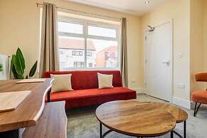 Modern 3BR Manchester Stay With Parking Wifi