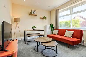 Modern 3BR Manchester Stay With Parking Wifi