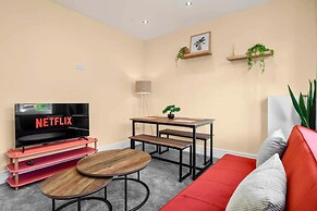 Modern 3BR Manchester Stay With Parking Wifi