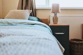 Modern 3BR Manchester Stay With Parking Wifi