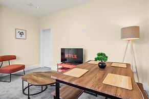 Modern 3BR Manchester Stay With Parking Wifi