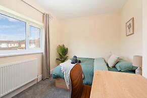 Modern 3BR Manchester Stay With Parking Wifi
