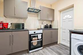 Modern 3BR Manchester Stay With Parking Wifi