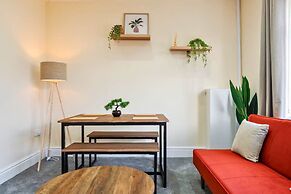 Modern 3BR Manchester Stay With Parking Wifi