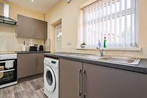 Modern 3BR Manchester Stay With Parking Wifi