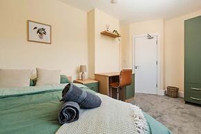 Modern 3BR Manchester Stay With Parking Wifi