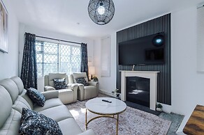 Luxury 3 Bed - 6 min to Airport