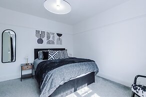 Luxury 3 Bed - 6 min to Airport