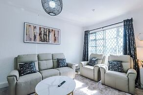 Luxury 3 Bed - 6 min to Airport