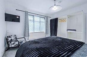 Luxury 3 Bed - 6 min to Airport