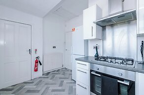 Luxury 3 Bed - 6 min to Airport