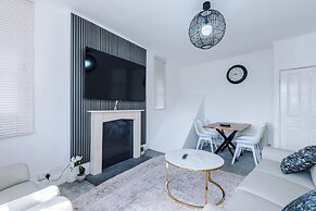 Luxury 3 Bed - 6 min to Airport