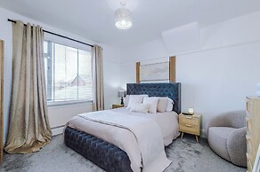 Luxury 3 Bed - 6 min to Airport