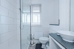 Luxury 3 Bed - 6 min to Airport