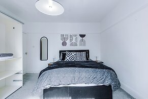 Luxury 3 Bed - 6 min to Airport