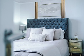 Luxury 3 Bed - 6 min to Airport