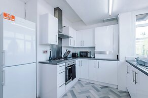 Luxury 3 Bed - 6 min to Airport