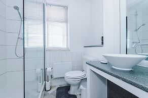 Luxury 3 Bed - 6 min to Airport