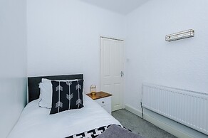 Luxury 3 Bed - 6 min to Airport