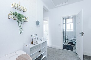 Luxury 3 Bed - 6 min to Airport