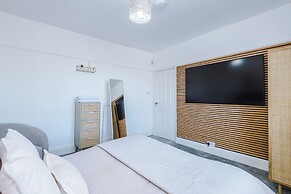 Luxury 3 Bed - 6 min to Airport
