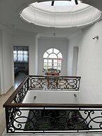 Charming 600sqm Villa With a Large Garden & Pool