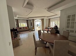 Charming 600sqm Villa With a Large Garden & Pool