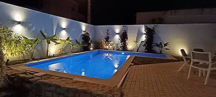 Charming 600sqm Villa With a Large Garden & Pool