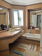 Charming 600sqm Villa With a Large Garden & Pool