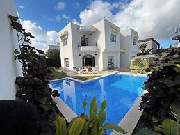 Charming 600sqm Villa With a Large Garden & Pool