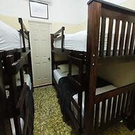 Gold House Parking & Hostal