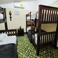 Gold House Parking & Hostal